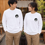 Black Cat Hugs White | 抱き合う黒猫と白猫 長袖Tシャツ | 胸元ワンポイント