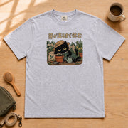 Cat gardening 芽が出るまで休む 菜園でひと休みの黒猫 Tシャツ|フロントプリント