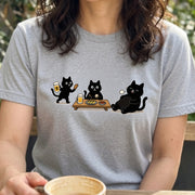 BEER CATS | 手描き風 黒猫 ビールパーティー 乾杯 グラフィック 癒やし系 Tシャツ【猫雑貨・ルームウェア・普段着・宴会着・ユニセックス・ギフトに最適】