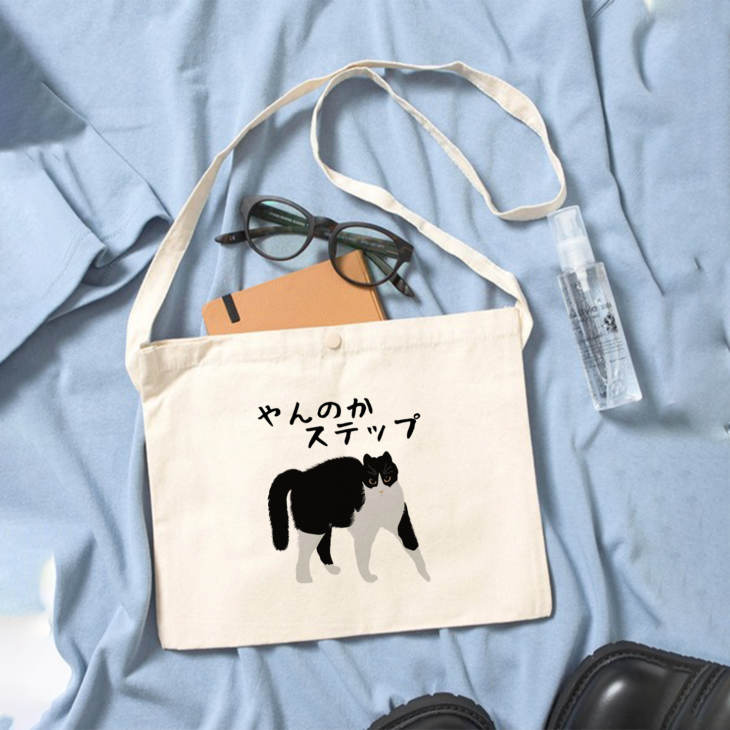 猫イラスト レギュラー キャンバス サコッシュ ハチワレ猫 やんのかステップ