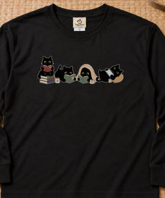 Cozy Reading Black Cat 4 読書を楽しむ黒猫デザイン | 長袖Tシャツ | フロントのみプリント