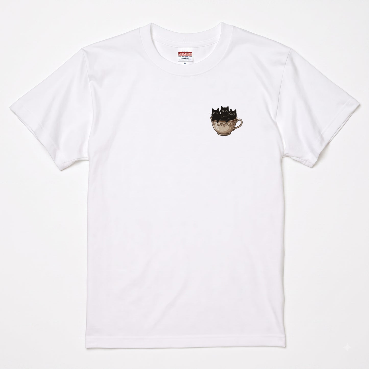 CATS IN TEACUP | クラシカル 洋風 ティーカップ ワンポイント 黒猫 グラフィック Tシャツ【猫雑貨・普段着・きれいめ・ユニセックス・ギフトに最適】