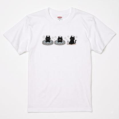 温泉 黒猫 | ゆるかわ 露天風呂 湯上がり 牛乳 銭湯 猫好き Tシャツ【黒猫グッズ・お風呂・サウナ・和柄・かわいい・誕生日ギフトに最適】