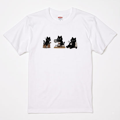 黒猫 珈琲時間 | ゆるかわ ハンドドリップ コーヒー 豆挽き カフェ 猫好き Tシャツ【黒猫グッズ・珈琲・おうちカフェ・かわいい・誕生日ギフトに最適】