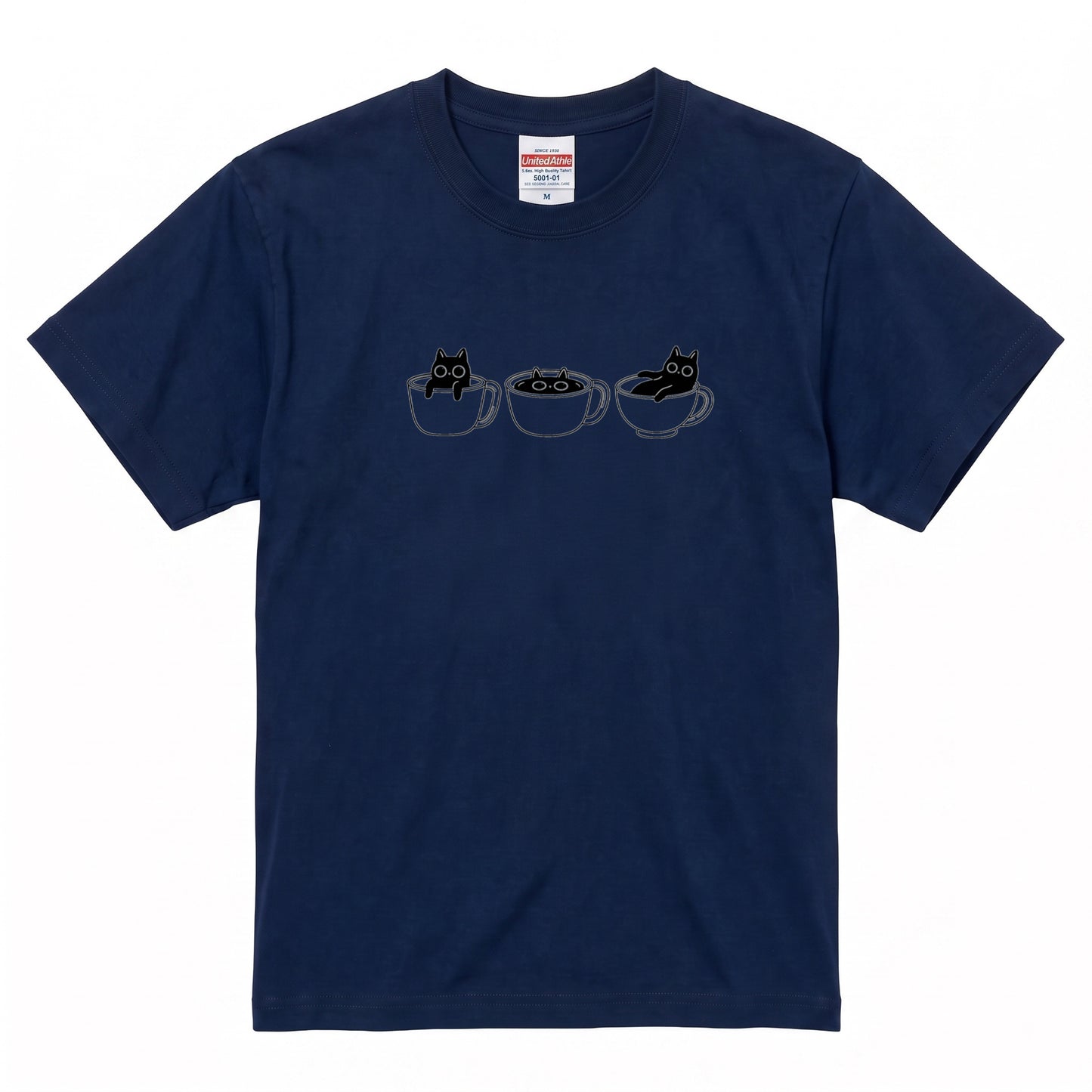 CAT IN CUP | 手描き風 シンプル 黒猫 コーヒー マグカップ グラフィック Tシャツ【猫雑貨・普段着・ルームウェア・ユニセックス・ギフトに最適】