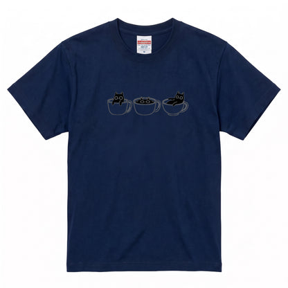 CAT IN CUP | 手描き風 シンプル 黒猫 コーヒー マグカップ グラフィック Tシャツ【猫雑貨・普段着・ルームウェア・ユニセックス・ギフトに最適】