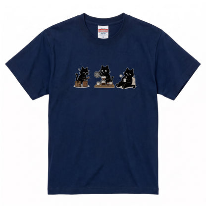 黒猫 珈琲時間 | ゆるかわ ハンドドリップ コーヒー 豆挽き カフェ 猫好き Tシャツ【黒猫グッズ・珈琲・おうちカフェ・かわいい・誕生日ギフトに最適】