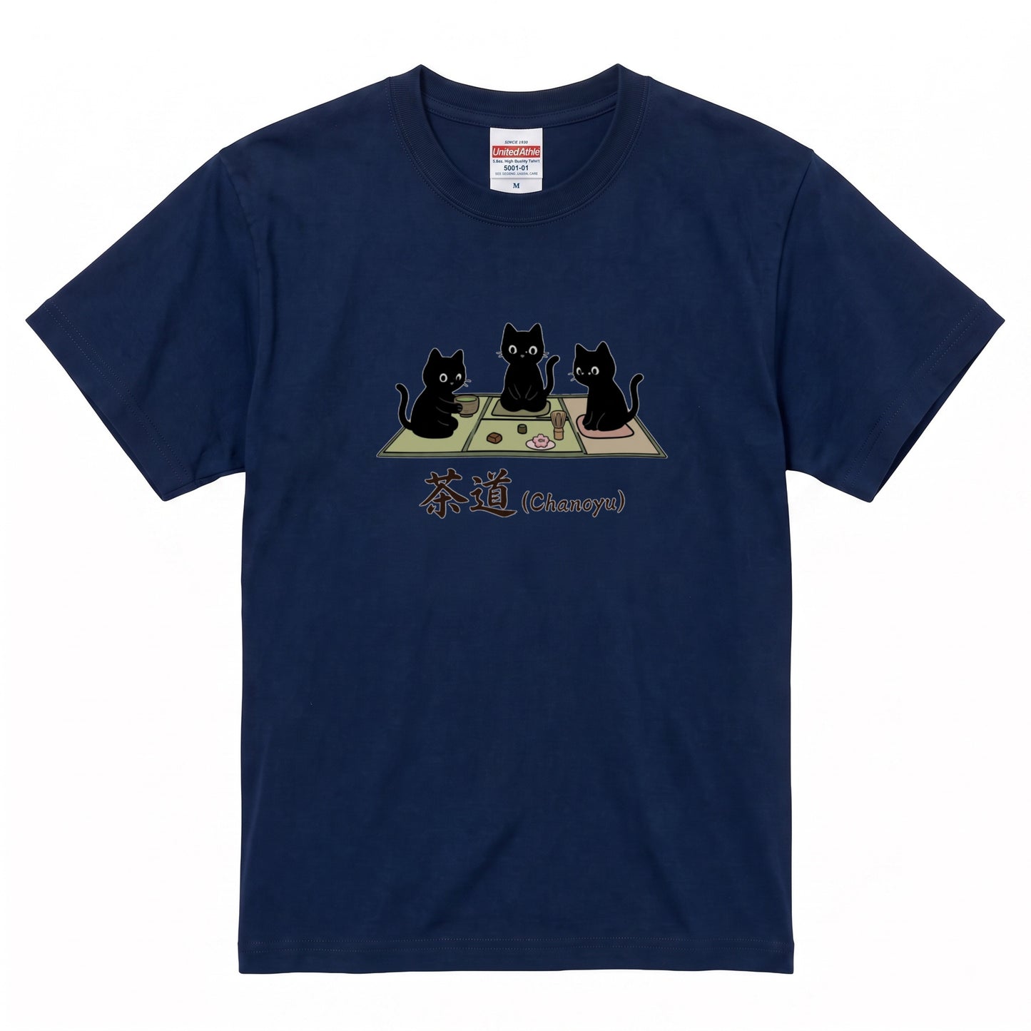 CHANOYU CATS | 手描き風 黒猫 茶道 抹茶スイーツ レトロ和風 グラフィック Tシャツ【猫雑貨・普段着・ルームウェア・ユニセックス・ギフトに最適】