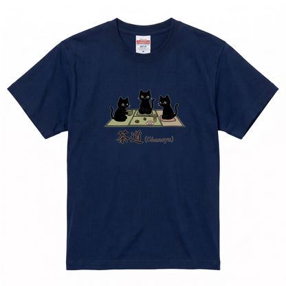 CHANOYU CATS | 手描き風 黒猫 茶道 抹茶スイーツ レトロ和風 グラフィック Tシャツ【猫雑貨・普段着・ルームウェア・ユニセックス・ギフトに最適】
