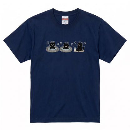 温泉 黒猫 | ゆるかわ 露天風呂 湯上がり 牛乳 銭湯 猫好き Tシャツ【黒猫グッズ・お風呂・サウナ・和柄・かわいい・誕生日ギフトに最適】