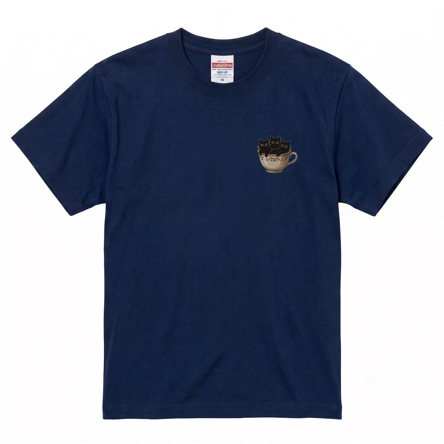 CATS IN TEACUP | クラシカル 洋風 ティーカップ ワンポイント 黒猫 グラフィック Tシャツ【猫雑貨・普段着・きれいめ・ユニセックス・ギフトに最適】