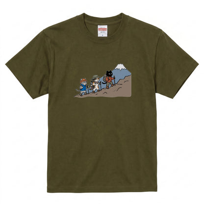 HIKING CATS | 手描き風 登山 猫 富士山グラフィック レジャー カジュアル Tシャツ【猫雑貨・山登りウェア・普段着・ユニセックス・ギフトに最適】