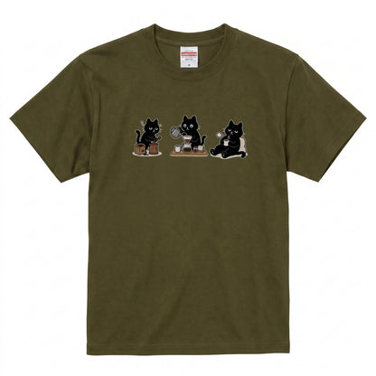 黒猫 珈琲時間 | ゆるかわ ハンドドリップ コーヒー 豆挽き カフェ 猫好き Tシャツ【黒猫グッズ・珈琲・おうちカフェ・かわいい・誕生日ギフトに最適】