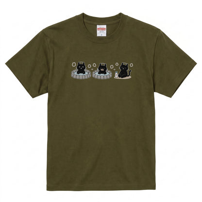 温泉 黒猫 | ゆるかわ 露天風呂 湯上がり 牛乳 銭湯 猫好き Tシャツ【黒猫グッズ・お風呂・サウナ・和柄・かわいい・誕生日ギフトに最適】