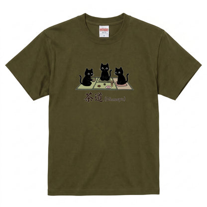 CHANOYU CATS | 手描き風 黒猫 茶道 抹茶スイーツ レトロ和風 グラフィック Tシャツ【猫雑貨・普段着・ルームウェア・ユニセックス・ギフトに最適】