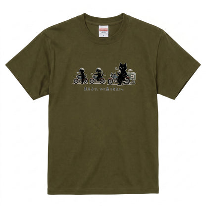 TOURING CATS | 手描き風 黒猫 バイク旅 ひと息 メッセージ グラフィック Tシャツ【バイカーファッション・普段着・アウトドア・ユニセックス・ギフトに最適】