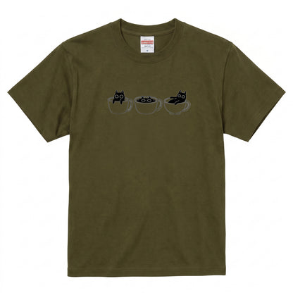 CAT IN CUP | 手描き風 シンプル 黒猫 コーヒー マグカップ グラフィック Tシャツ【猫雑貨・普段着・ルームウェア・ユニセックス・ギフトに最適】