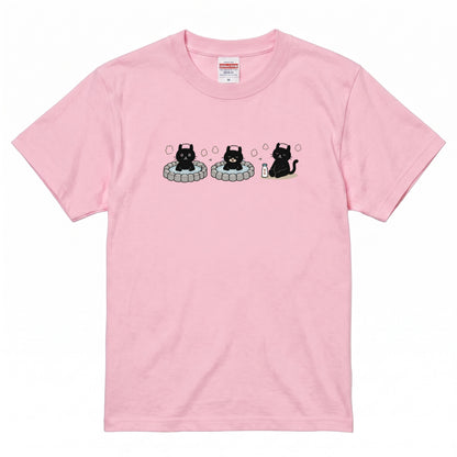 温泉 黒猫 | ゆるかわ 露天風呂 湯上がり 牛乳 銭湯 猫好き Tシャツ【黒猫グッズ・お風呂・サウナ・和柄・かわいい・誕生日ギフトに最適】