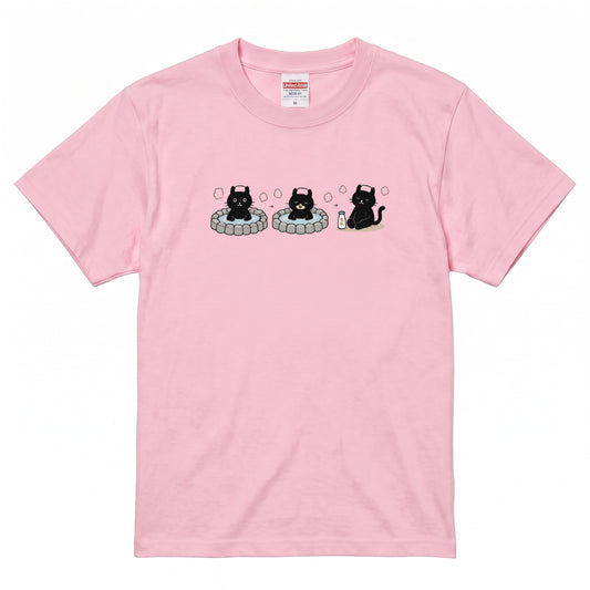 ONSEN CAT | 温泉 黒猫 | ゆるかわ 露天風呂 湯上がり 牛乳 銭湯 猫好き Tシャツ【黒猫グッズ・お風呂・サウナ・和柄・かわいい・誕生日ギフトに最適】