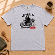 Cat Delivery 急いでます。一応。 配達黒猫 Tシャツ｜フロントプリント
