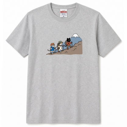 HIKING CATS | 手描き風 登山 猫 富士山グラフィック レジャー カジュアル Tシャツ【猫雑貨・山登りウェア・普段着・ユニセックス・ギフトに最適】