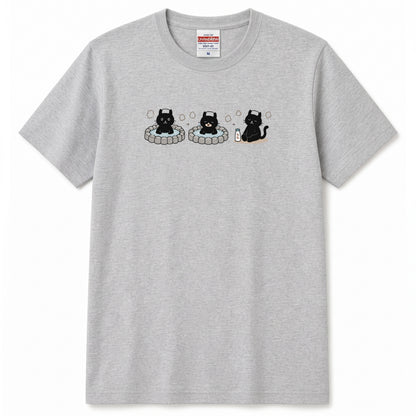 温泉 黒猫 | ゆるかわ 露天風呂 湯上がり 牛乳 銭湯 猫好き Tシャツ【黒猫グッズ・お風呂・サウナ・和柄・かわいい・誕生日ギフトに最適】