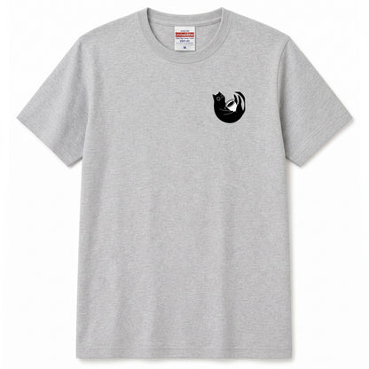 CAT & COFFEE | 手描き風 ワンポイント 黒猫 コーヒーカップ ミニマル グラフィック Tシャツ【猫雑貨・普段着・きれいめ・ユニセックス・ギフトに最適】