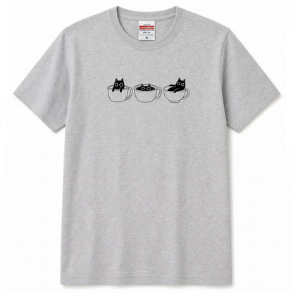 CAT IN CUP | 手描き風 シンプル 黒猫 コーヒー マグカップ グラフィック Tシャツ【猫雑貨・普段着・ルームウェア・ユニセックス・ギフトに最適】