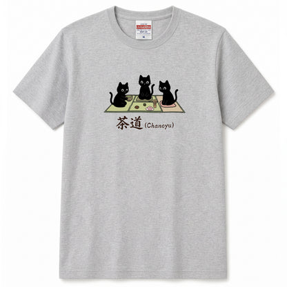CHANOYU CATS | 手描き風 黒猫 茶道 抹茶スイーツ レトロ和風 グラフィック Tシャツ【猫雑貨・普段着・ルームウェア・ユニセックス・ギフトに最適】