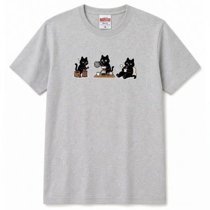 黒猫 珈琲時間 | ゆるかわ ハンドドリップ コーヒー 豆挽き カフェ 猫好き Tシャツ【黒猫グッズ・珈琲・おうちカフェ・かわいい・誕生日ギフトに最適】