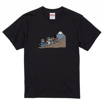 HIKING CATS | 手描き風 登山 猫 富士山グラフィック レジャー カジュアル Tシャツ【猫雑貨・山登りウェア・普段着・ユニセックス・ギフトに最適】