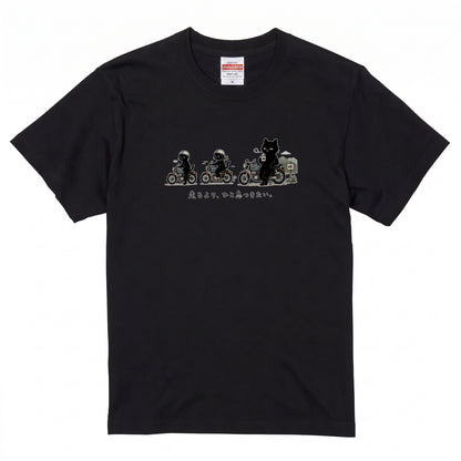 TOURING CATS | 手描き風 黒猫 バイク旅 ひと息 メッセージ グラフィック Tシャツ【バイカーファッション・普段着・アウトドア・ユニセックス・ギフトに最適】