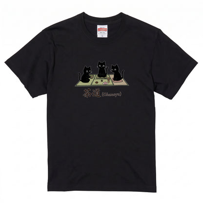 CHANOYU CATS | 手描き風 黒猫 茶道 抹茶スイーツ レトロ和風 グラフィック Tシャツ【猫雑貨・普段着・ルームウェア・ユニセックス・ギフトに最適】
