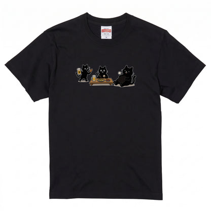 BEER CATS | 手描き風 黒猫 ビールパーティー 乾杯 グラフィック 癒やし系 Tシャツ【猫雑貨・ルームウェア・普段着・宴会着・ユニセックス・ギフトに最適】