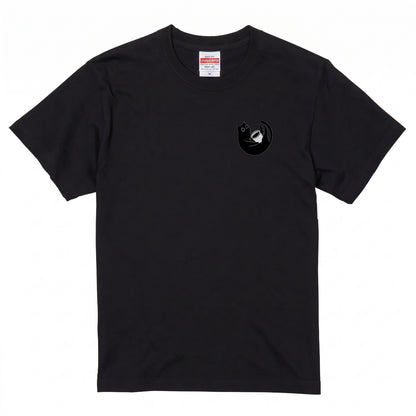 CAT & COFFEE | 手描き風 ワンポイント 黒猫 コーヒーカップ ミニマル グラフィック Tシャツ【猫雑貨・普段着・きれいめ・ユニセックス・ギフトに最適】