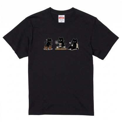 黒猫 珈琲時間 | ゆるかわ ハンドドリップ コーヒー 豆挽き カフェ 猫好き Tシャツ【黒猫グッズ・珈琲・おうちカフェ・かわいい・誕生日ギフトに最適】