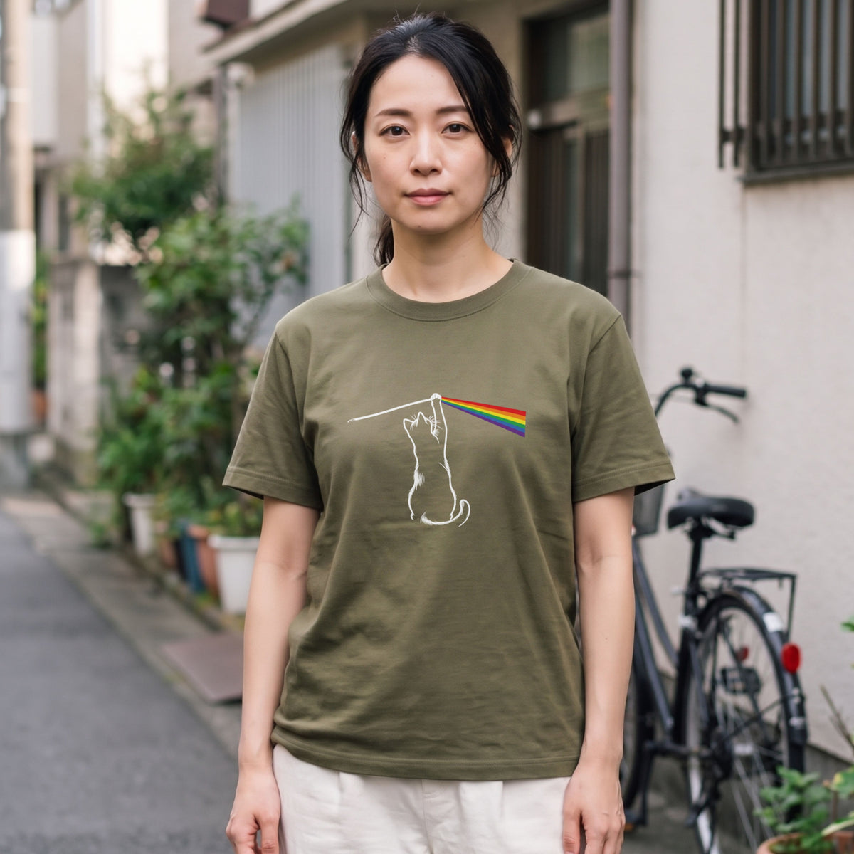 光のプリズムと猫 グラフィックTシャツ