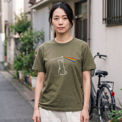 光のプリズムと猫 グラフィックTシャツ