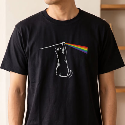 光のプリズムと猫 グラフィックTシャツ