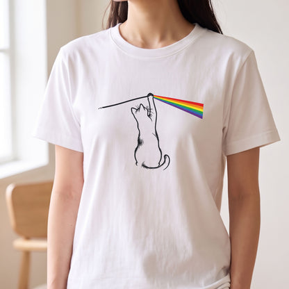 光のプリズムと猫 グラフィックTシャツ