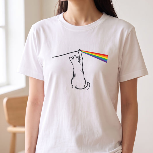 光のプリズムと猫 グラフィックTシャツ