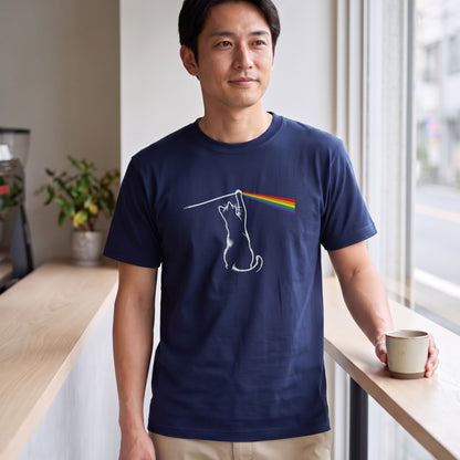 光のプリズムと猫 グラフィックTシャツ