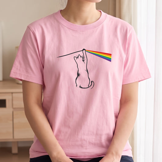 光のプリズムと猫 グラフィックTシャツ