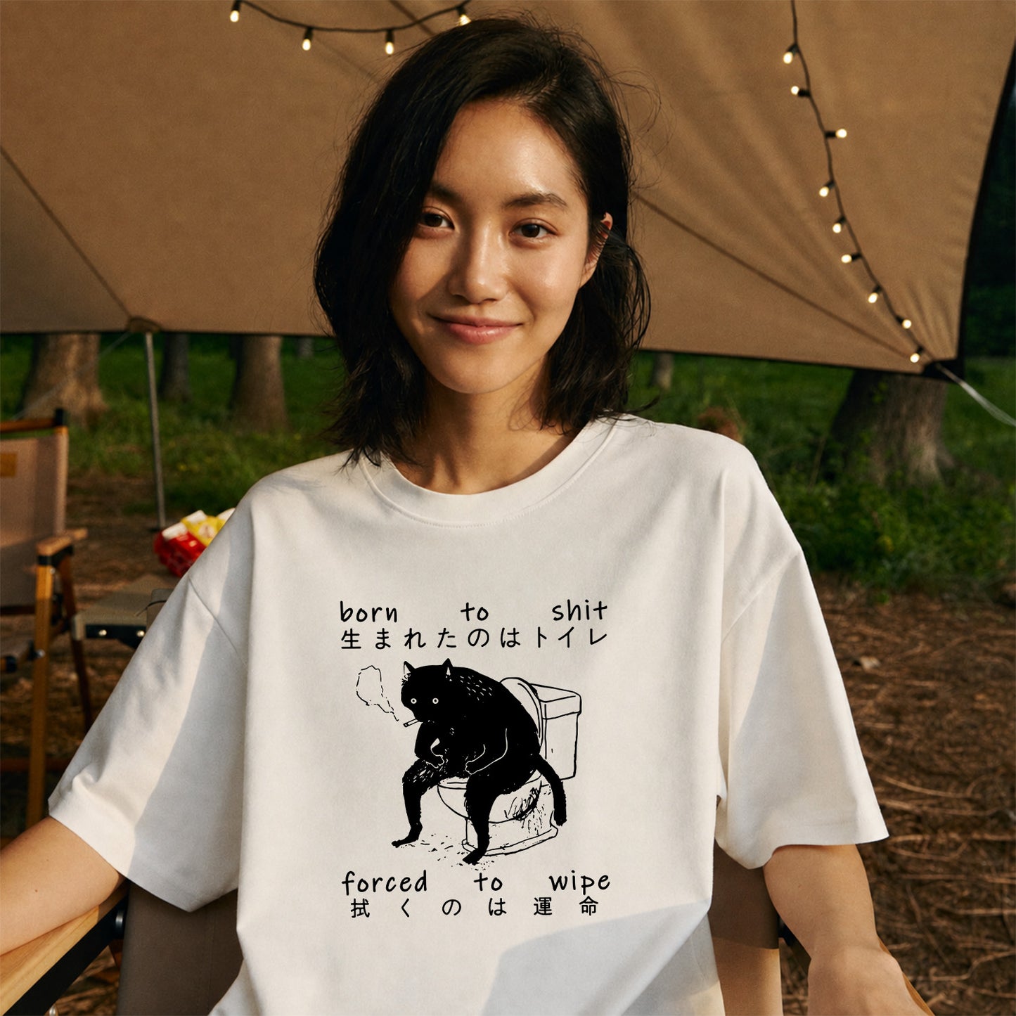 シュール黒猫 トイレ Tシャツ ｜ 猫好き・ユーモア好きに人気