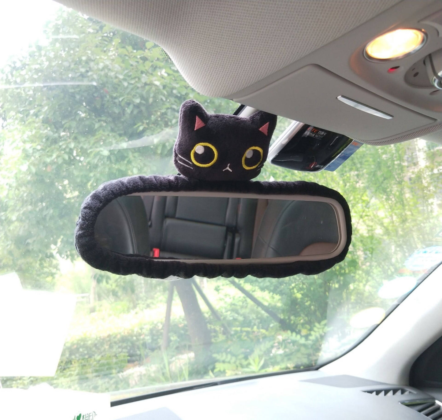車内に愛らしい猫のデコレーション