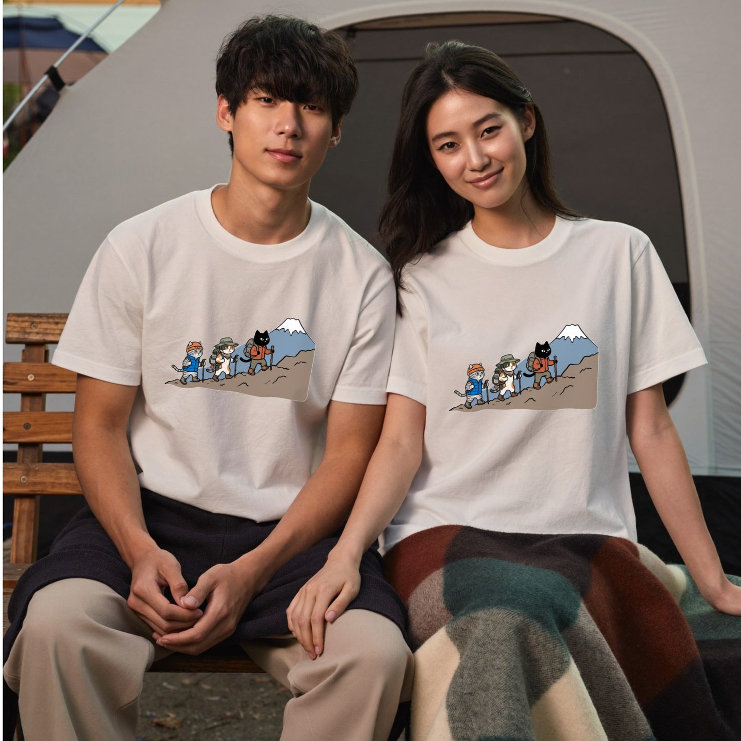 HIKING CATS | 手描き風 登山 猫 富士山グラフィック レジャー カジュアル Tシャツ【猫雑貨・山登りウェア・普段着・ユニセックス・ギフトに最適】