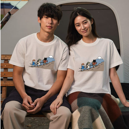 HIKING CATS | 手描き風 登山 猫 富士山グラフィック レジャー カジュアル Tシャツ【猫雑貨・山登りウェア・普段着・ユニセックス・ギフトに最適】
