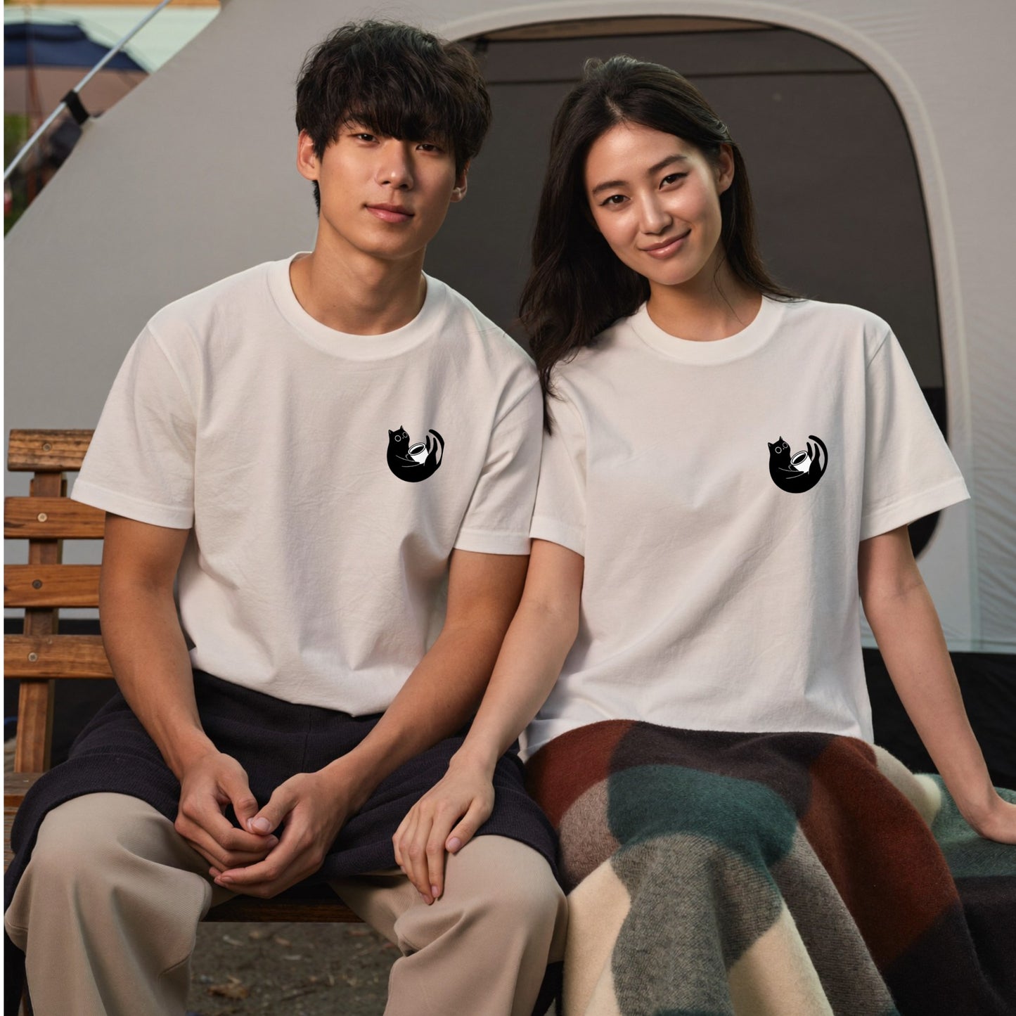 CAT & COFFEE | 手描き風 ワンポイント 黒猫 コーヒーカップ ミニマル グラフィック Tシャツ【猫雑貨・普段着・きれいめ・ユニセックス・ギフトに最適】