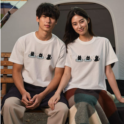 温泉 黒猫 | ゆるかわ 露天風呂 湯上がり 牛乳 銭湯 猫好き Tシャツ【黒猫グッズ・お風呂・サウナ・和柄・かわいい・誕生日ギフトに最適】