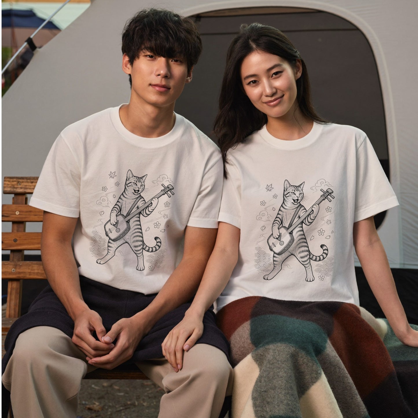 三味線猫 | 三味線 猫 和風 浮世絵風 イラスト Tシャツ【猫好き・和柄・伝統芸能・誕生日ギフトに最適】